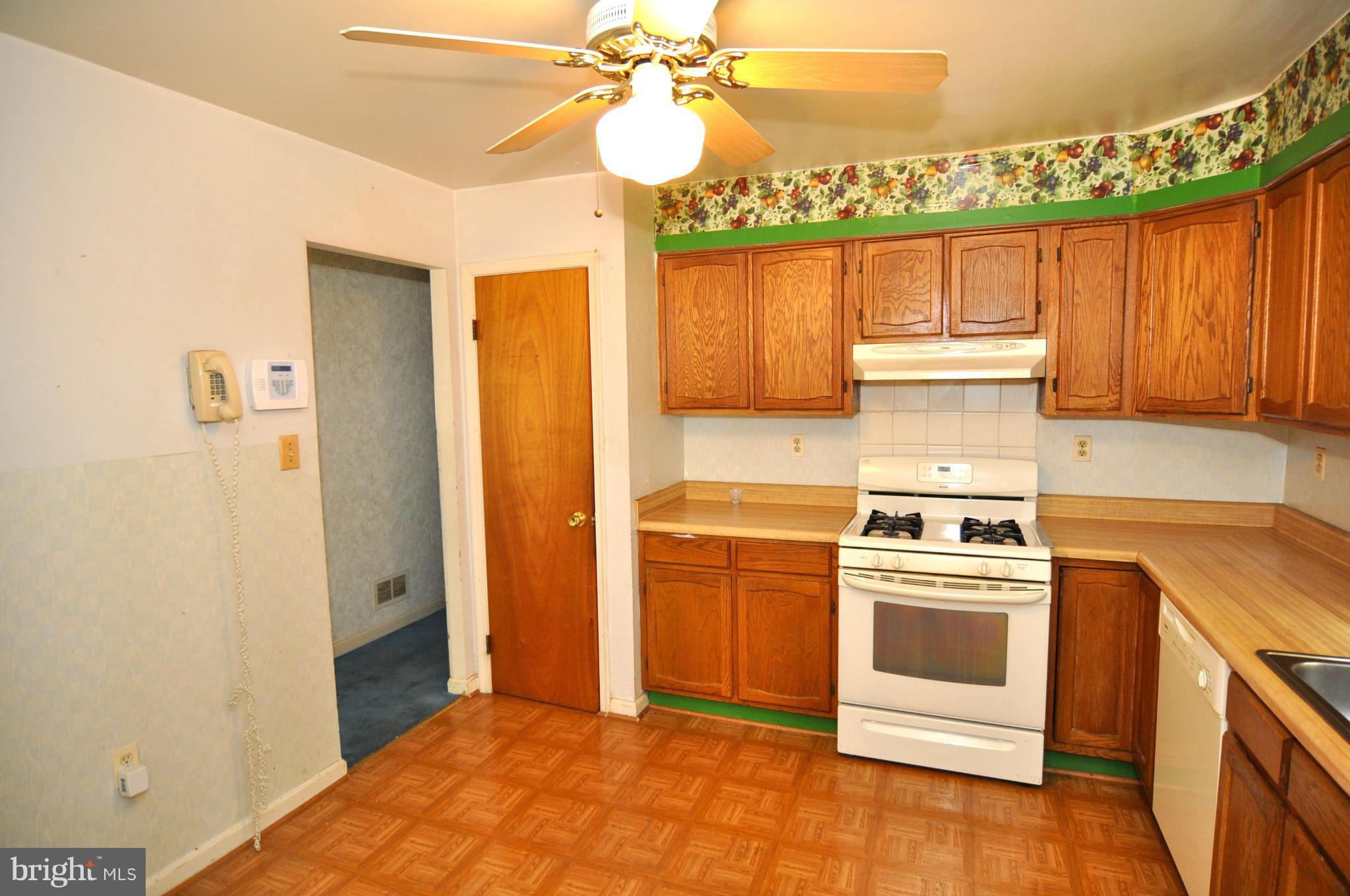 6851 Southfield Road Fort Washington, MD 20744 - Photo 11 of 22 Kitchen