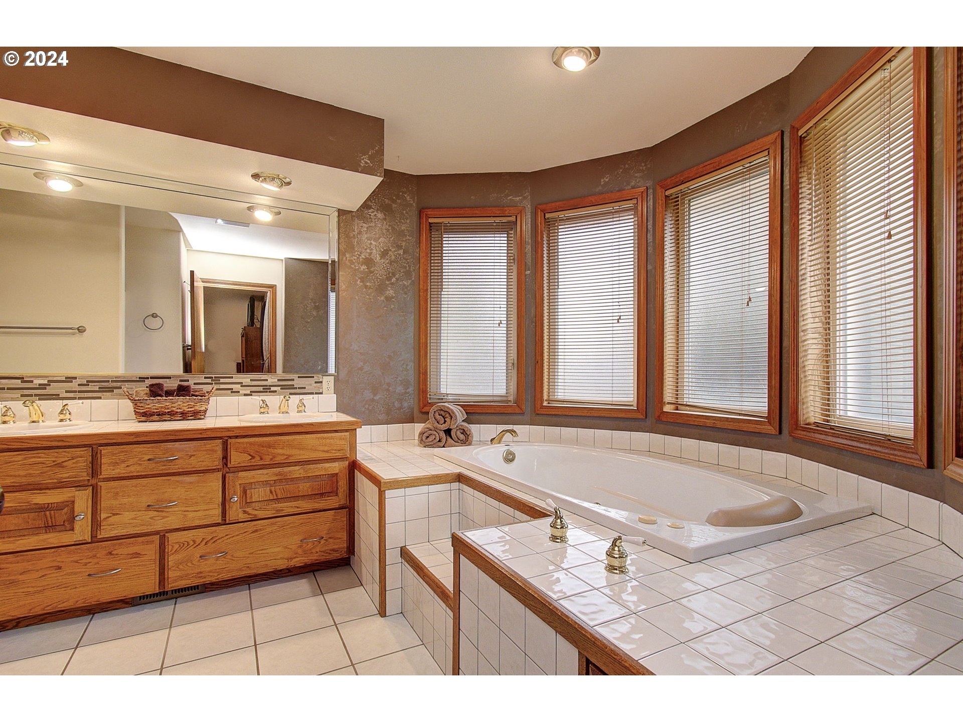 162 Southwest Peck Road White Salmon, WA 98672 - Photo 17 of 36 Attached Bathroom #1