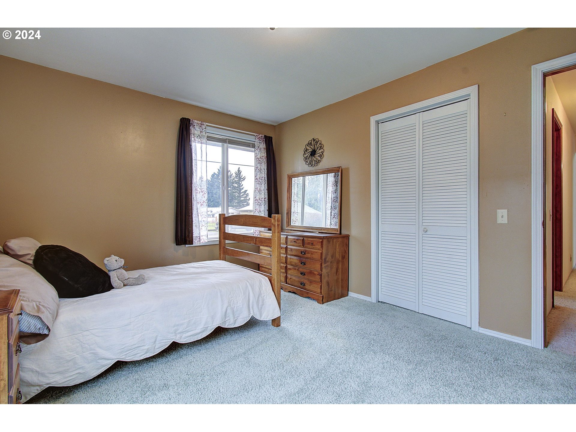 162 Southwest Peck Road White Salmon, WA 98672 - Photo 20 of 36 Bedroom