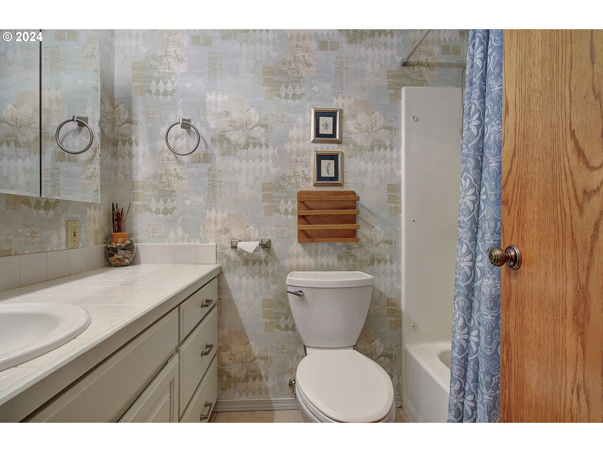 162 Southwest Peck Road White Salmon, WA 98672 - Photo 22 of 36 Bathroom