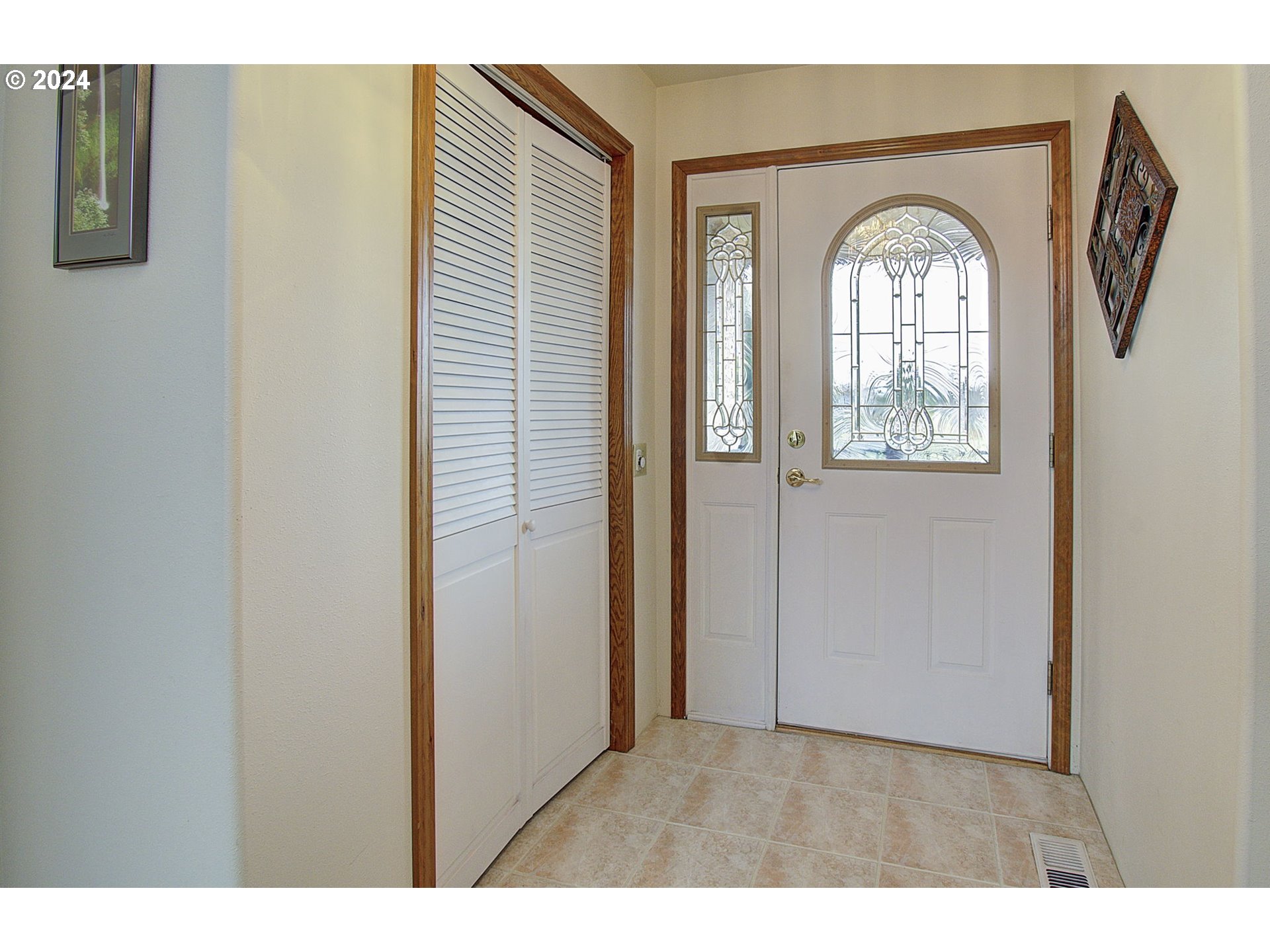 162 Southwest Peck Road White Salmon, WA 98672 - Photo 3 of 36 Entrance/Foyer