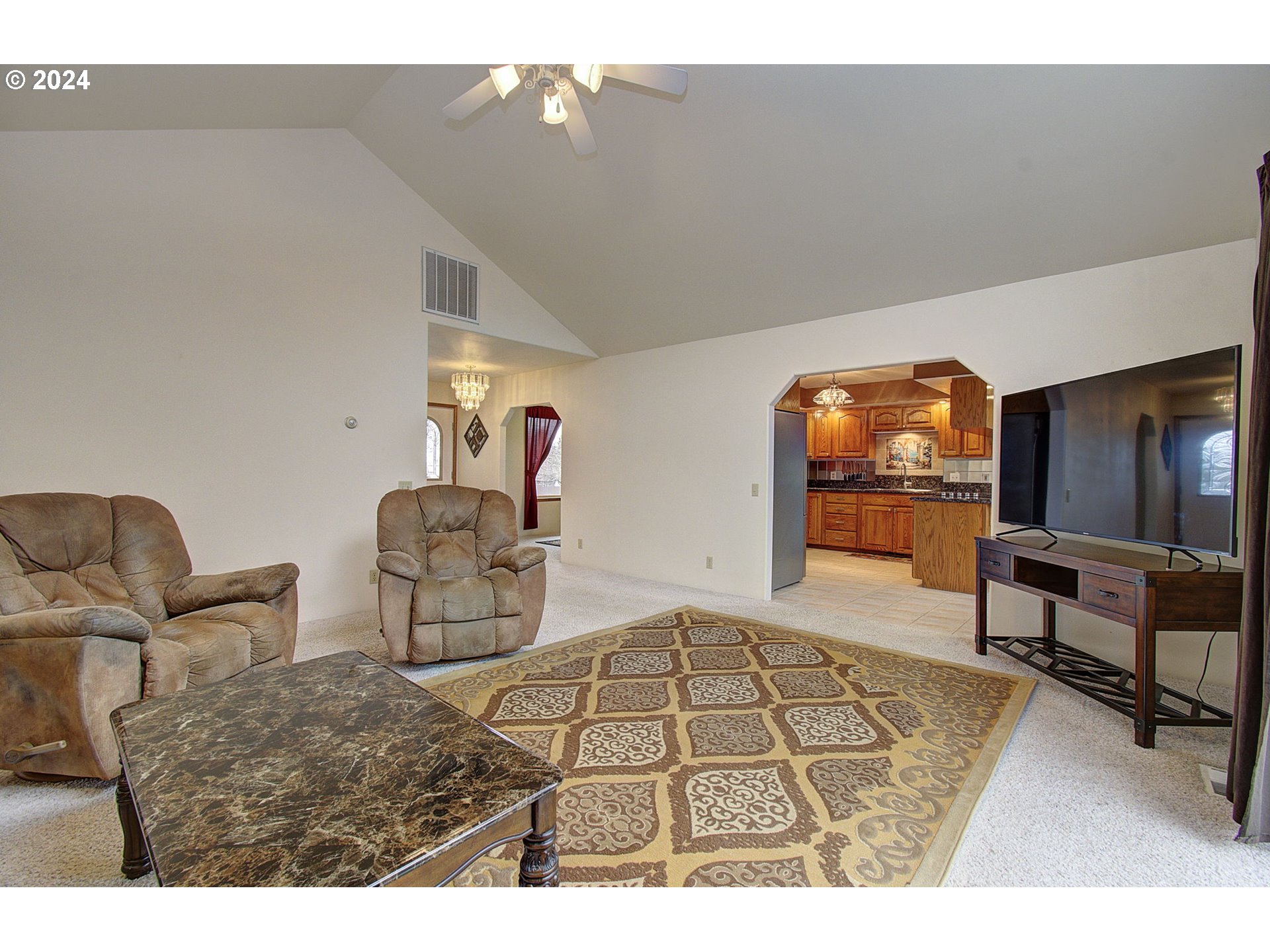 162 Southwest Peck Road White Salmon, WA 98672 - Photo 5 of 36 Living Room
