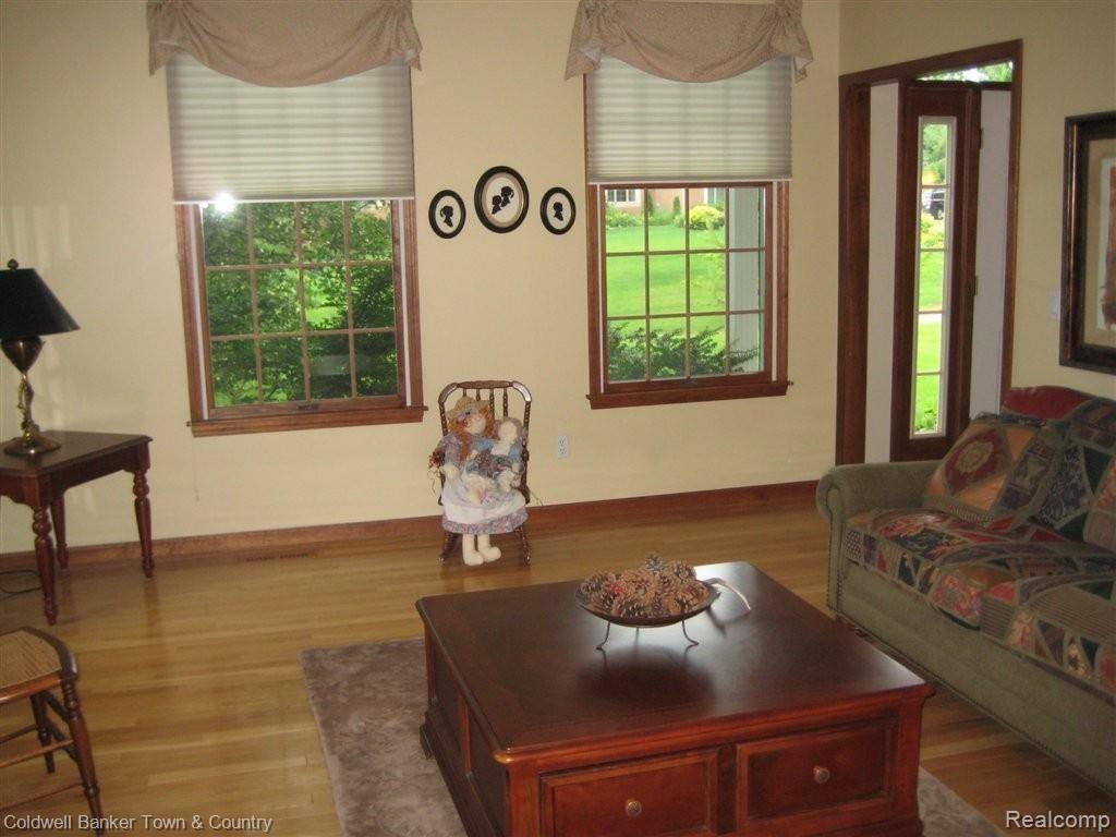 7562 Summit Ridge Brighton, MI 48116 - Photo 11 of 19 Living Room