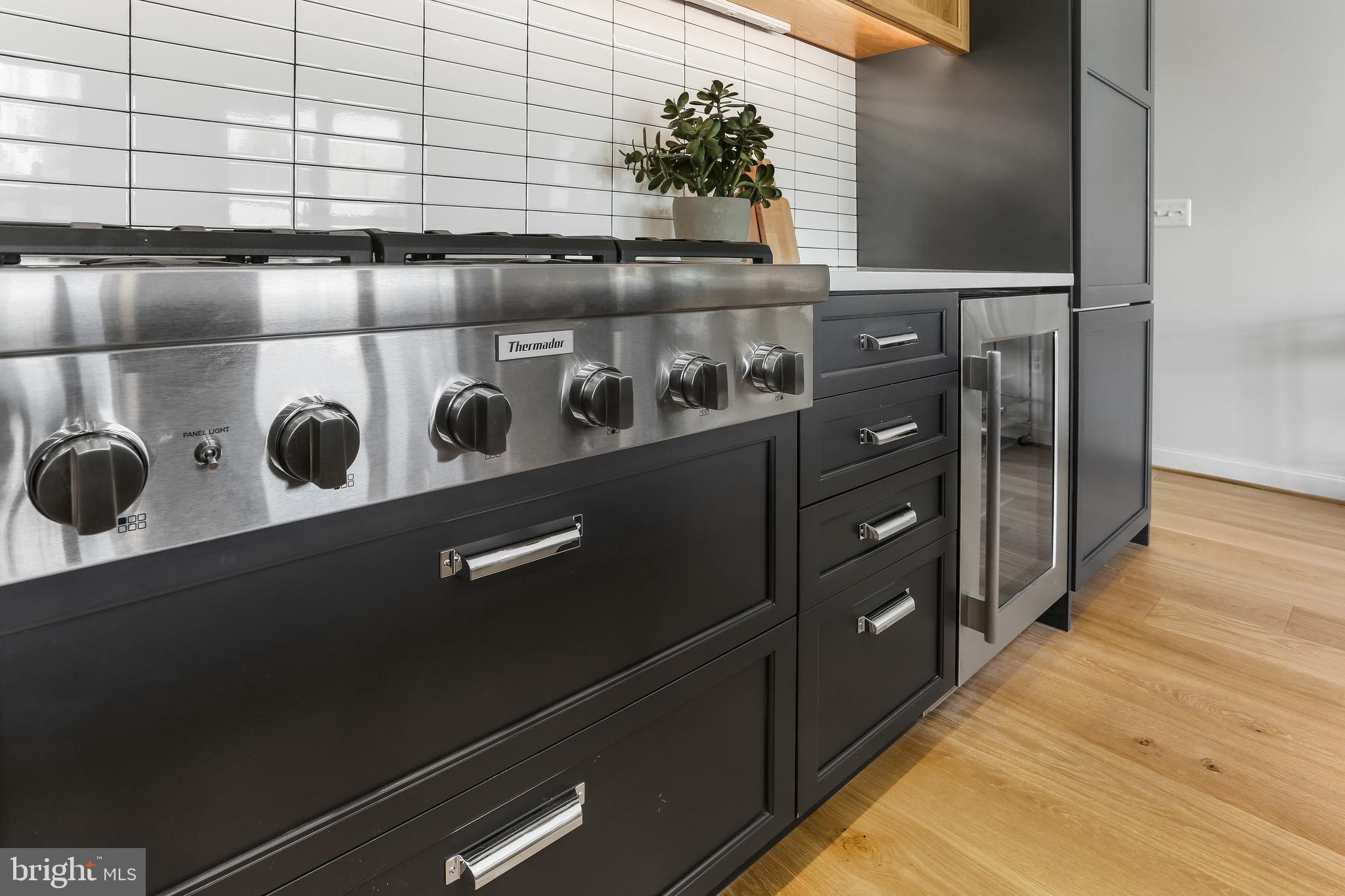 2248 Ontario Road Northwest, Unit PH8 Washington, DC 20009 - Photo 9 of 48 36" Professional Thermador Gas Range