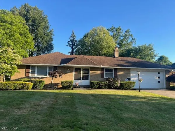 $300,000 | 1992 Edenhall Drive, Lyndhurst, OH 44124