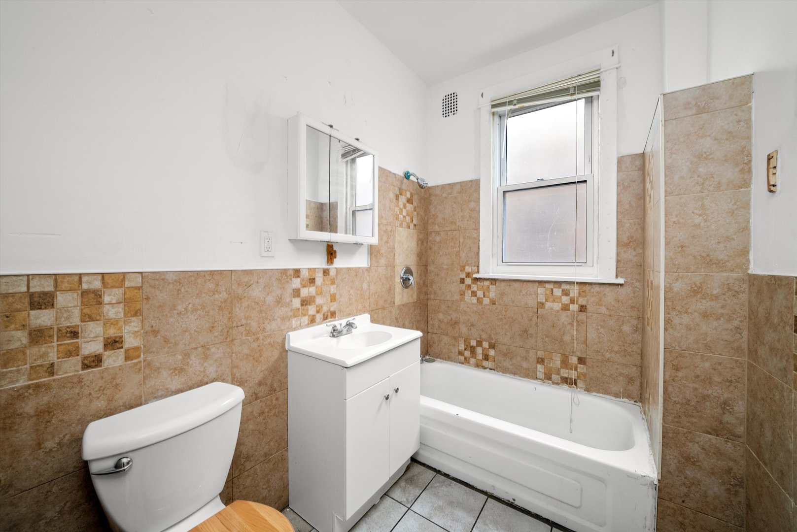4318 West Cermak Road Chicago, IL 60623 - Photo 7 of 17 a bathroom with a toilet a sink and bathtub