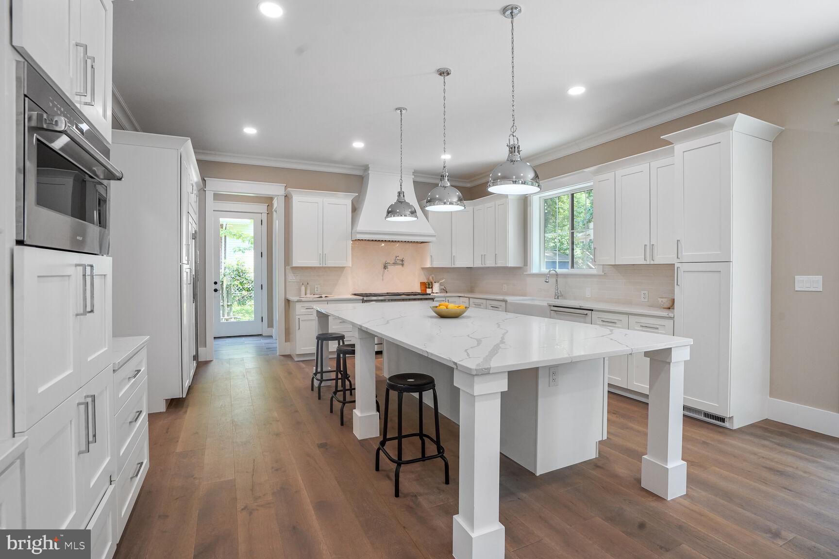 504 Kingsley Road Southwest Vienna, VA 22180 - Photo 33 of 148 The Perfect Spot to Hang Out While Cooking Dinner!
