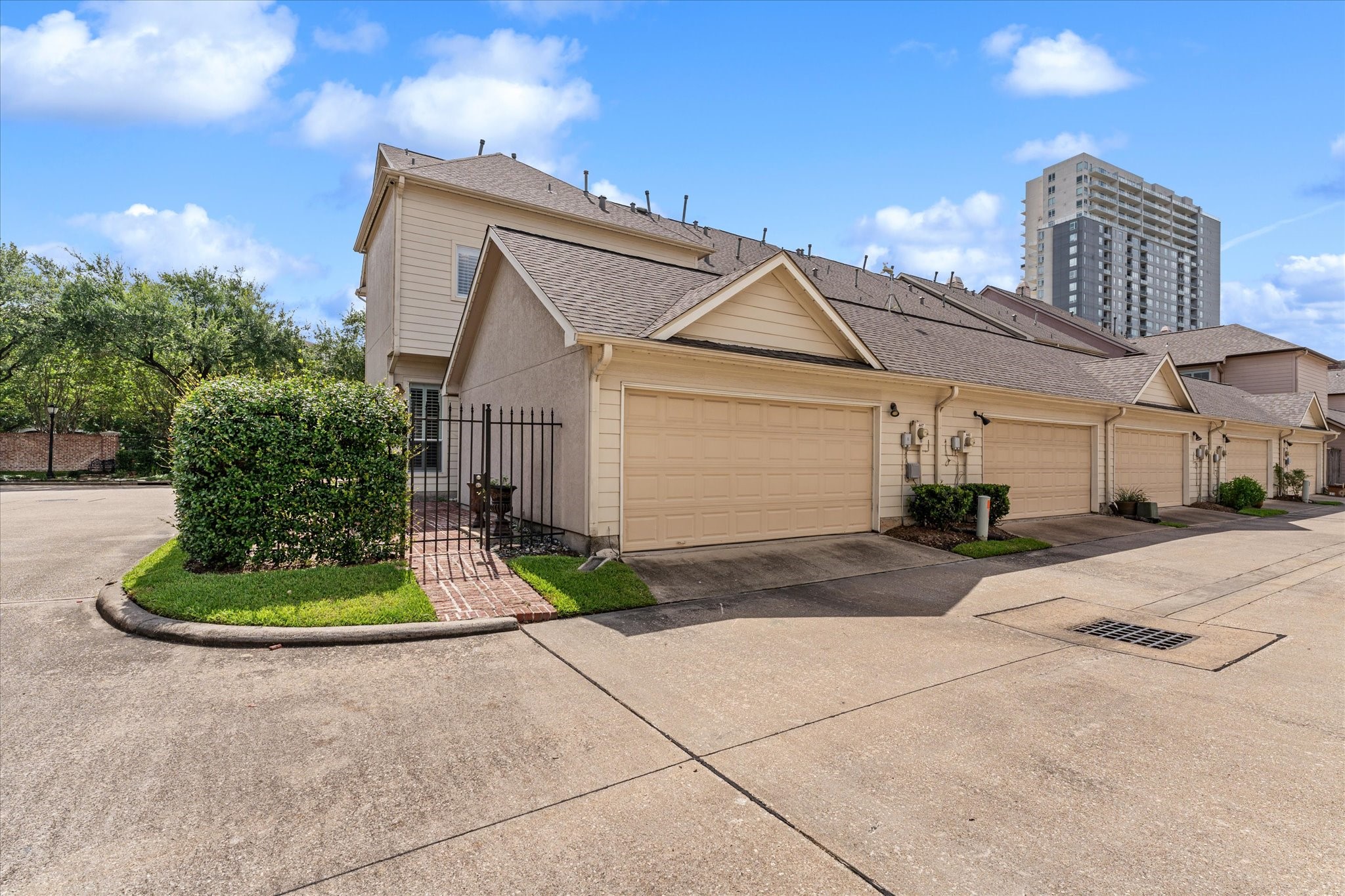 447 North Gate Stone Houston, TX 77007 - Photo 37 of 38 Garage: 2 Car