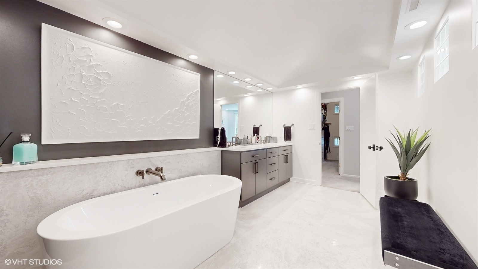 2216 North Wayne Avenue Chicago, IL 60614 - Photo 18 of 40 a bathroom with a bathtub and a sink