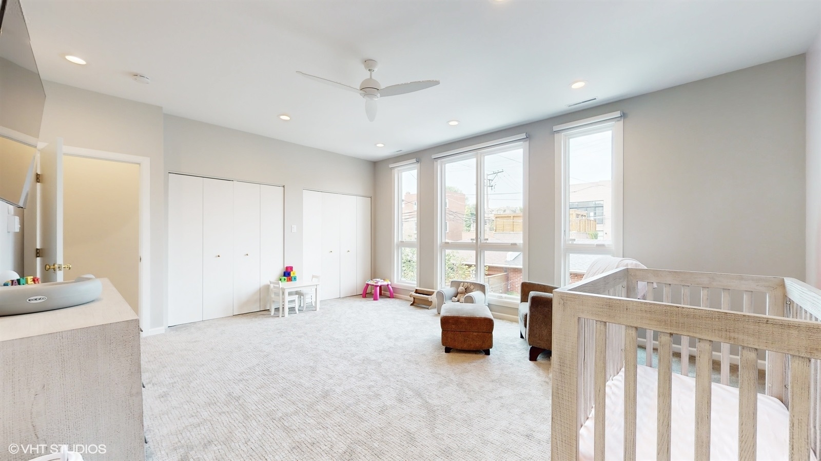 2216 North Wayne Avenue Chicago, IL 60614 - Photo 20 of 40 a bed room with two beds and a large window