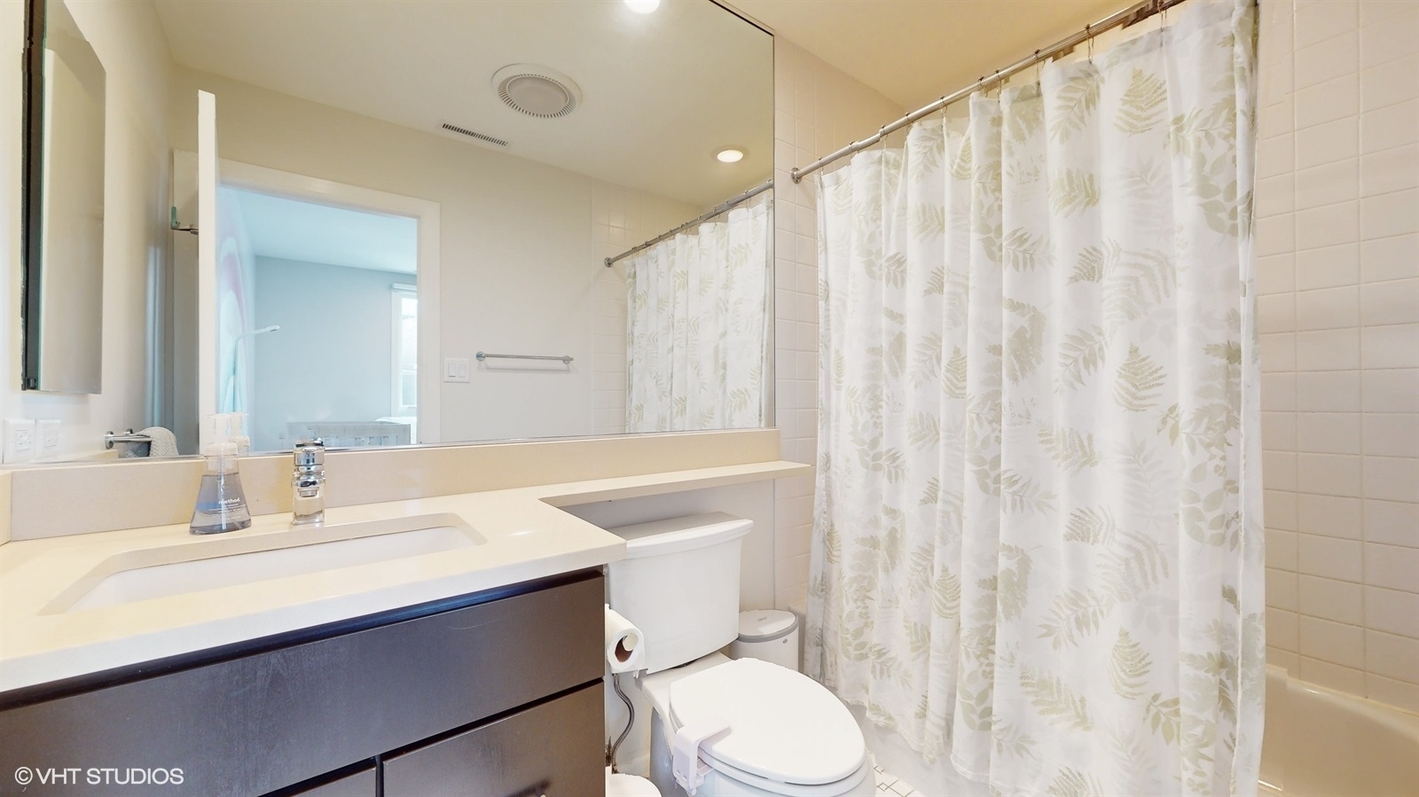 2216 North Wayne Avenue Chicago, IL 60614 - Photo 21 of 40 a bathroom with a sink a toilet and shower curtain