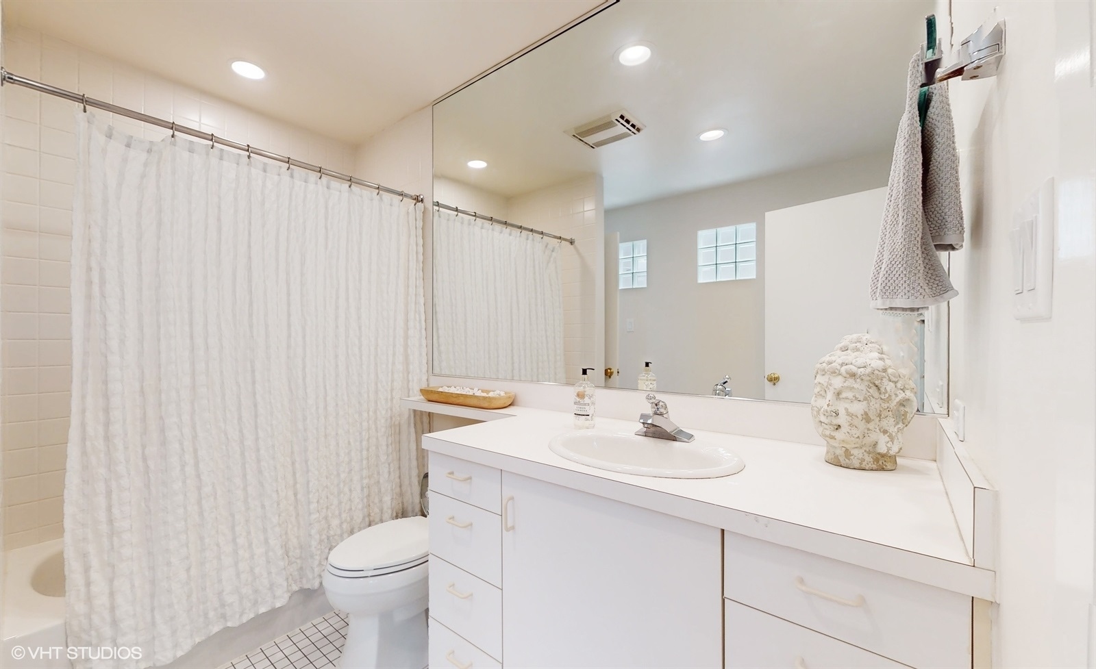2216 North Wayne Avenue Chicago, IL 60614 - Photo 24 of 40 a bathroom with a sink toilet and shower