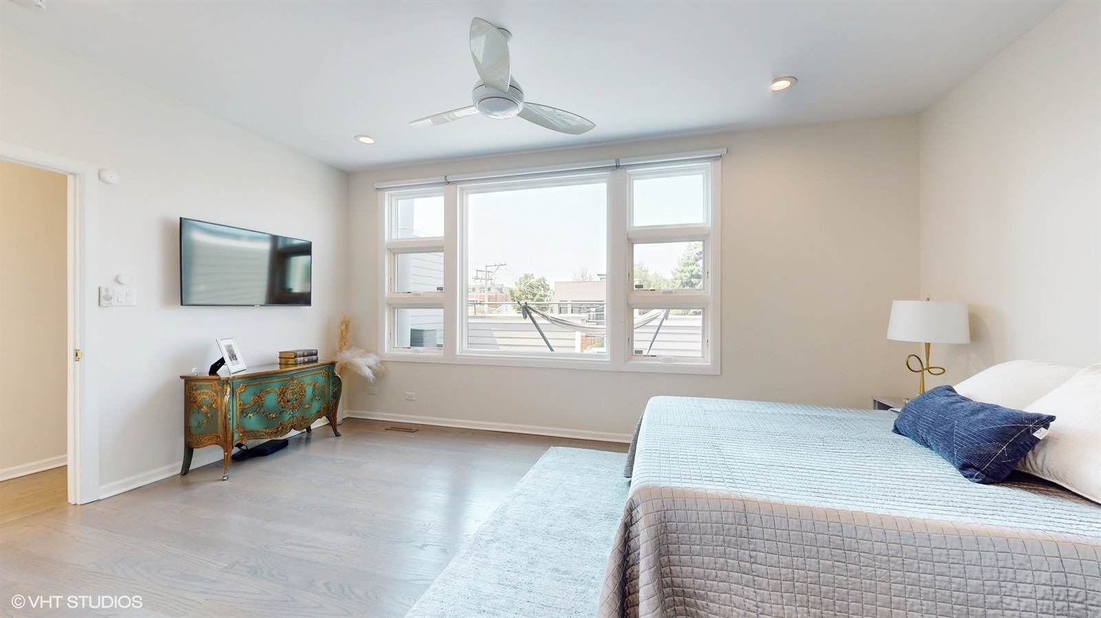 2216 North Wayne Avenue Chicago, IL 60614 - Photo 26 of 40 a bedroom with a bed and a window