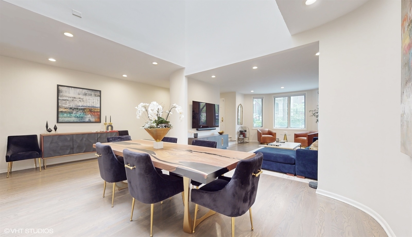 2216 North Wayne Avenue Chicago, IL 60614 - Photo 5 of 40 a view of a dining room with furniture