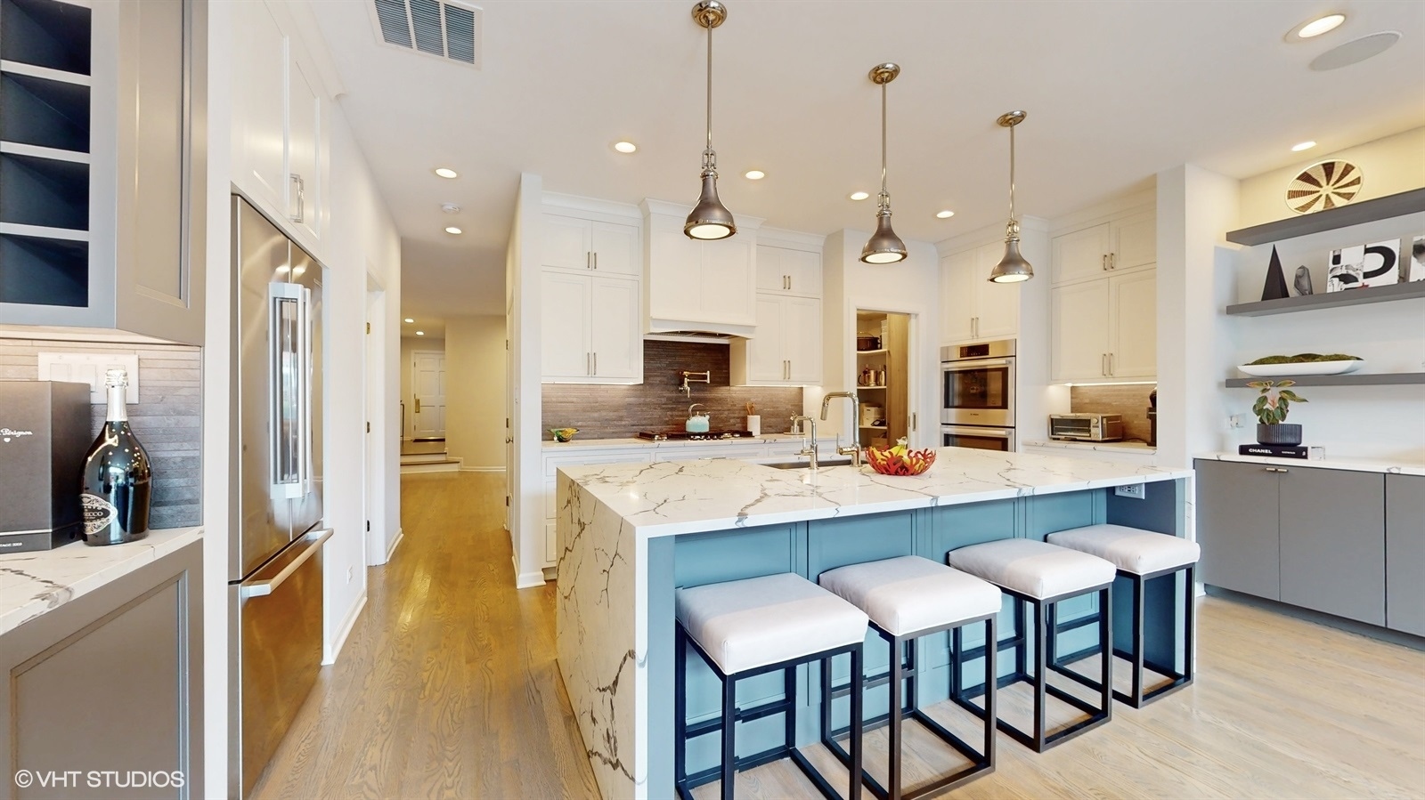 2216 North Wayne Avenue Chicago, IL 60614 - Photo 8 of 40 a large kitchen with a table and chairs