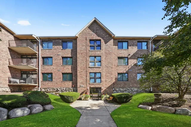 $224,900 | 11001 Deblin Lane, Unit 203, Oak Lawn, IL 60453