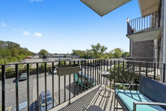 $224,900 | 11001 Deblin Lane, Unit 203, Oak Lawn, IL 60453