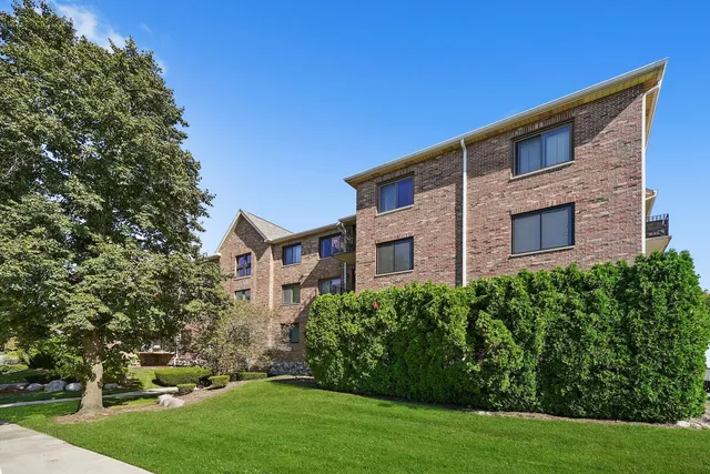 $224,900 | 11001 Deblin Lane, Unit 203, Oak Lawn, IL 60453