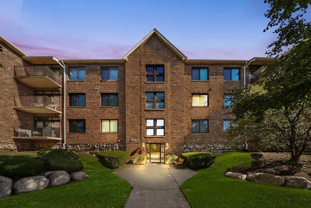 $224,900 | 11001 Deblin Lane, Unit 203, Oak Lawn, IL 60453