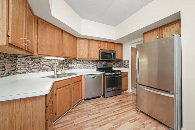 $224,900 | 11001 Deblin Lane, Unit 203, Oak Lawn, IL 60453