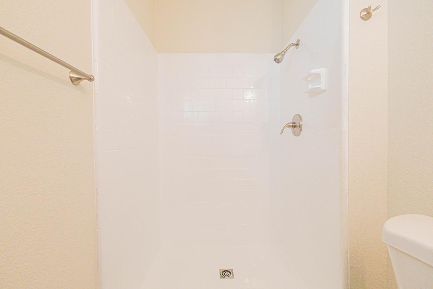 17925 Rodeo Drive Madera, CA 93638 - Photo 21 of 26 a bathroom with a shower