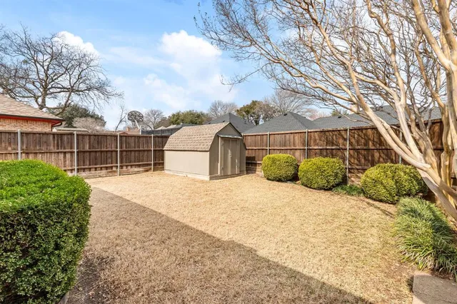 a view of a backyard