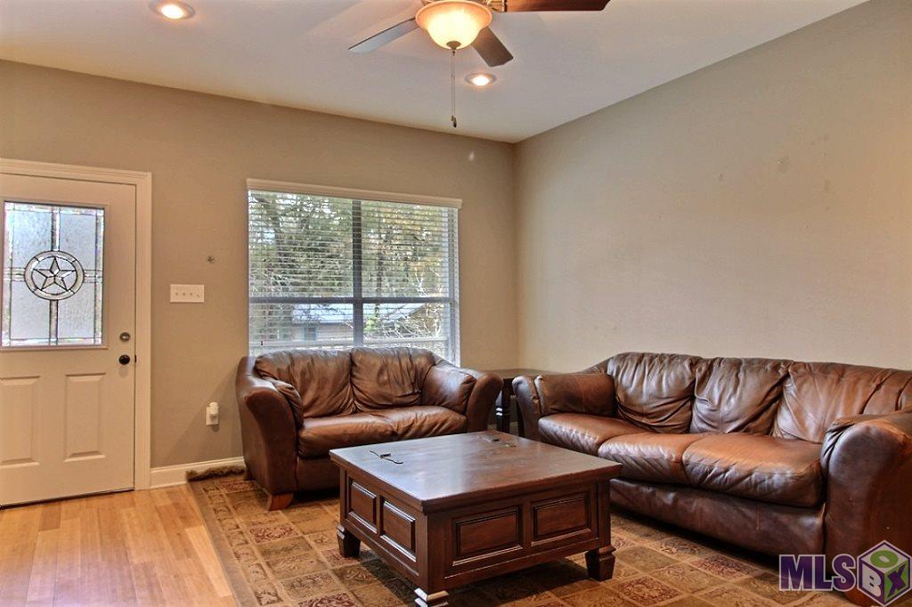 18719 Ducros Road Prairieville, LA 70769 - Photo 7 of 22 Living room