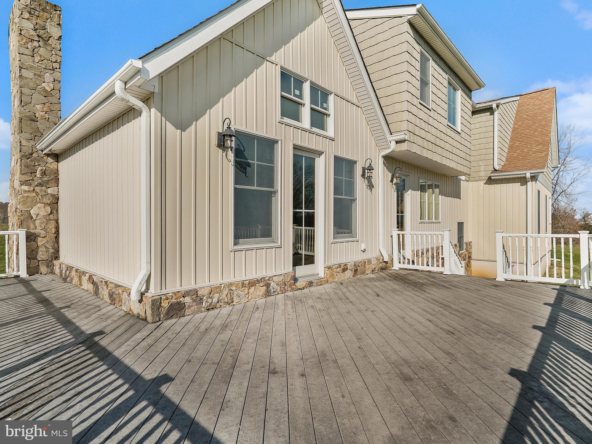 36340 Paxson Road Purcellville, VA 20132 - Photo 37 of 43 Spacious deck with easy access from the Great Room