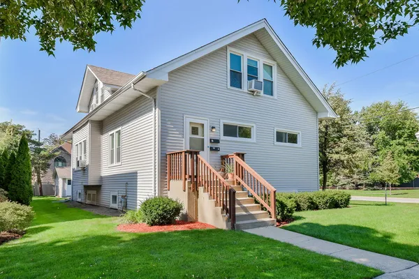 $2,100 | 544 Arlington Avenue, Unit 1, Elmhurst, IL 60126