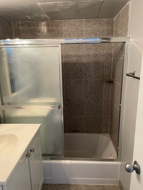 253 East Delaware Place, Unit 16E Chicago, IL 60611 - Photo 10 of 13 a bathroom with a bathtub