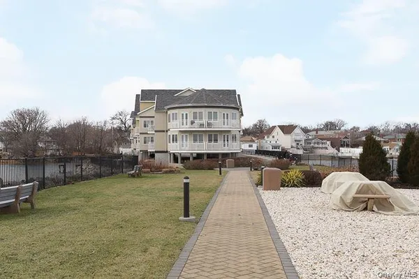 $525,000 | 600 Clarence Avenue, Unit 2D | Throgs Neck
