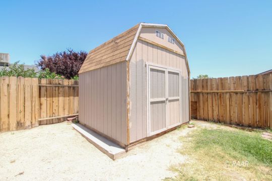 636 Heather Court Ridgecrest, CA 93555 - Photo 32 of 33 a view of a garage