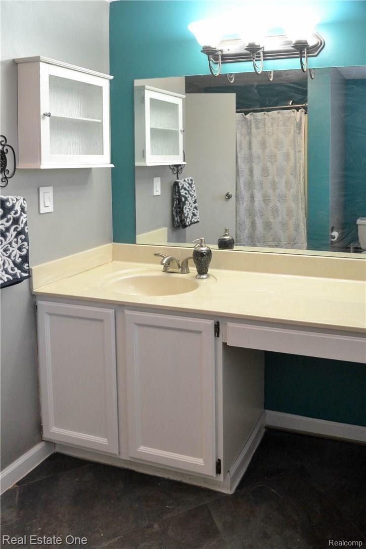 2242 London Bridge Drive Rochester, MI 48307 - Photo 11 of 13 lb secondary bath 1.jpg