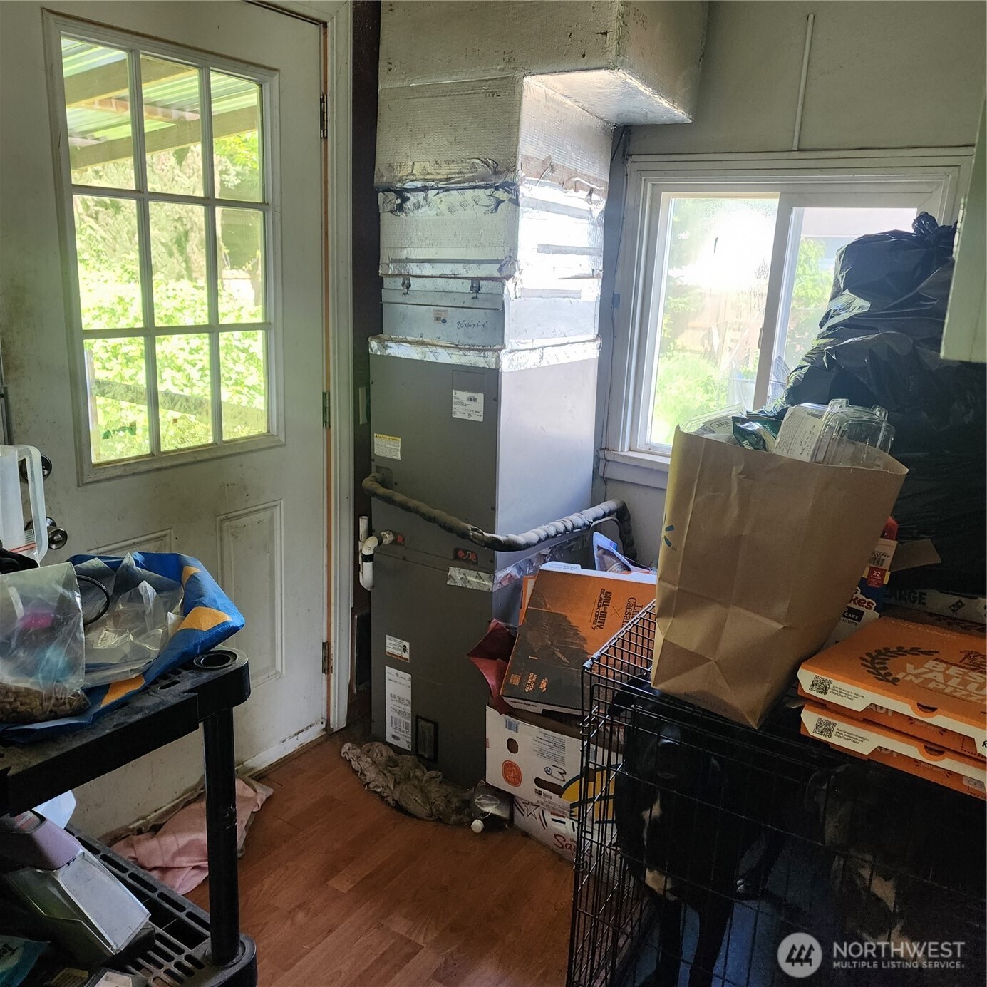 818 8th Avenue Longview, WA 98632 - Photo 22 of 28 a room with furniture and a window
