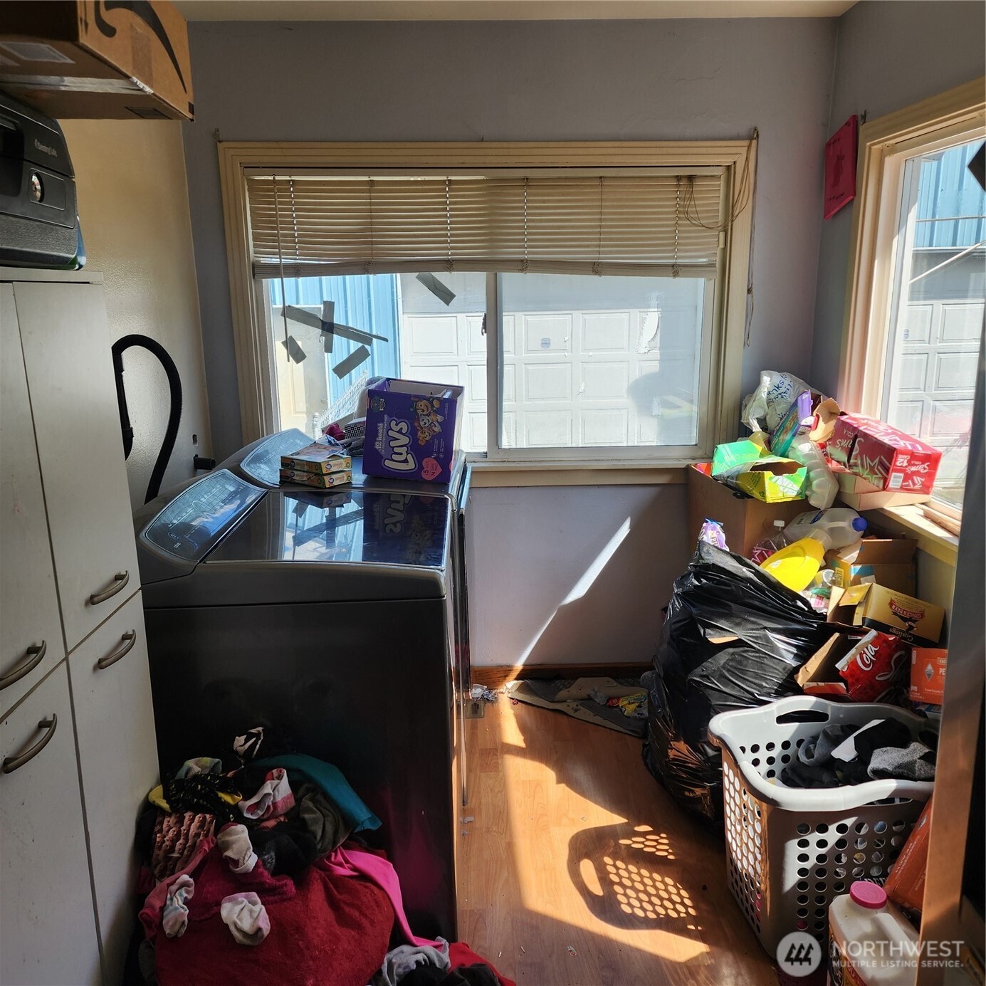 818 8th Avenue Longview, WA 98632 - Photo 24 of 28 a living room with furniture and a window