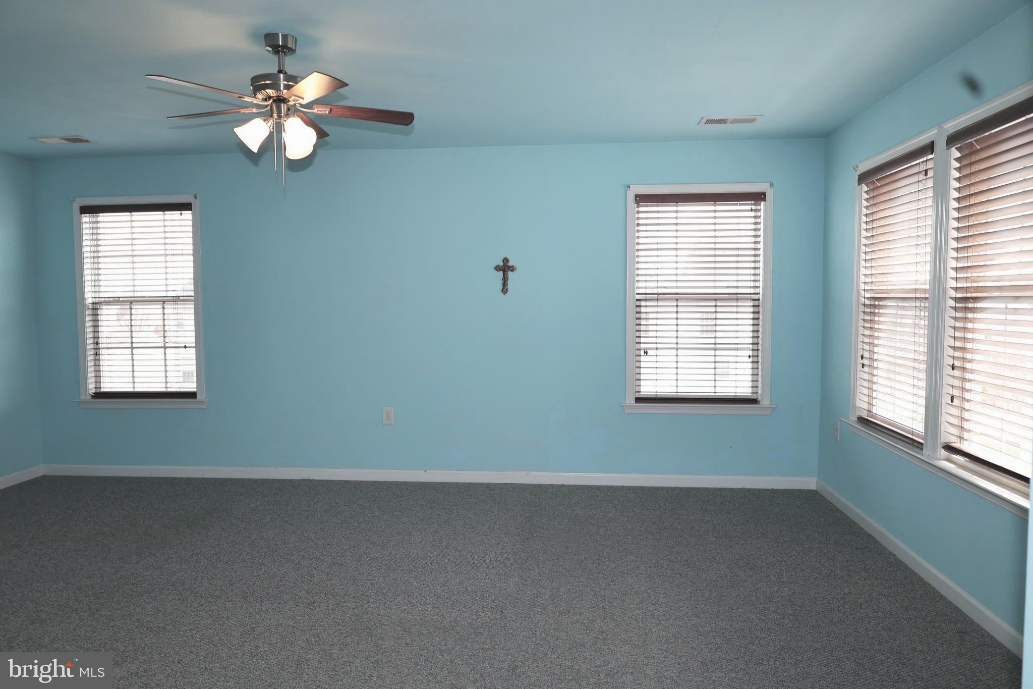 1224 North Fairfax Boulevard Ranson, WV 25438 - Photo 20 of 38 an empty room with a window