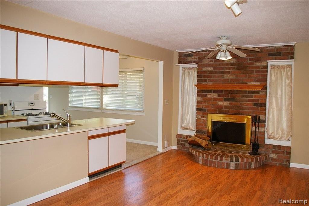 23209 Tuck Road Farmington, MI 48336 - Photo 3 of 12 FR View to Kitchen