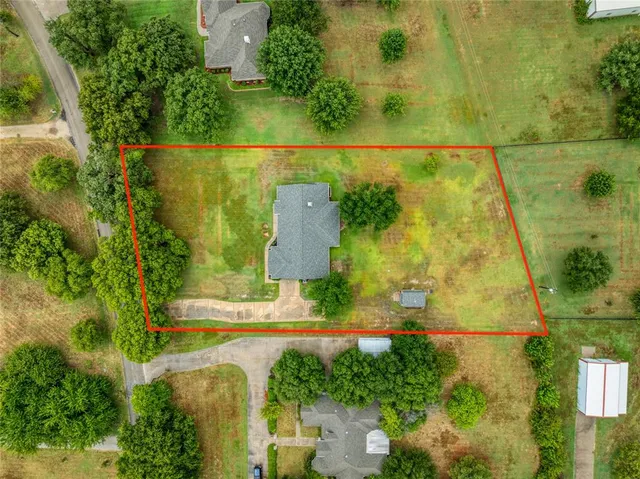 a view of a house with yard and porch