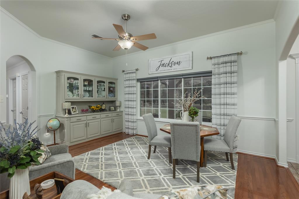 510 Highland Road Springtown, TX 76082 - Photo 4 of 40 a living room with a couch and a potted plant