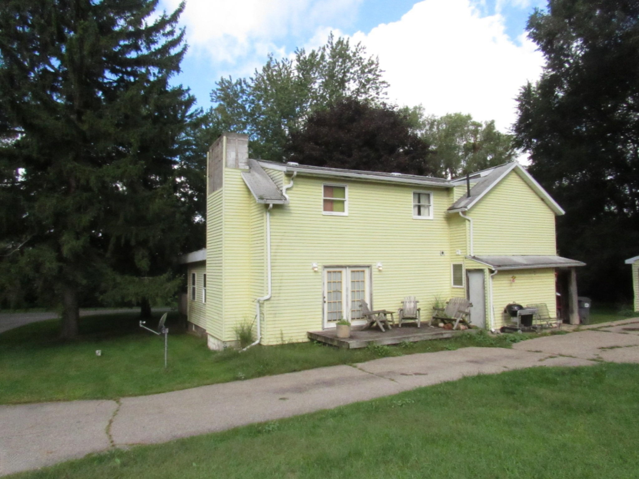 425 Nichols Road Benton Harbor, MI 49022 - Photo 3 of 16 IMG_3923