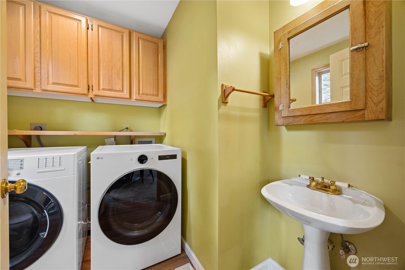 6545 Forest Ridge Drive Wenatchee, WA 98801 - Photo 33 of 33 a utility room with dryer and washer