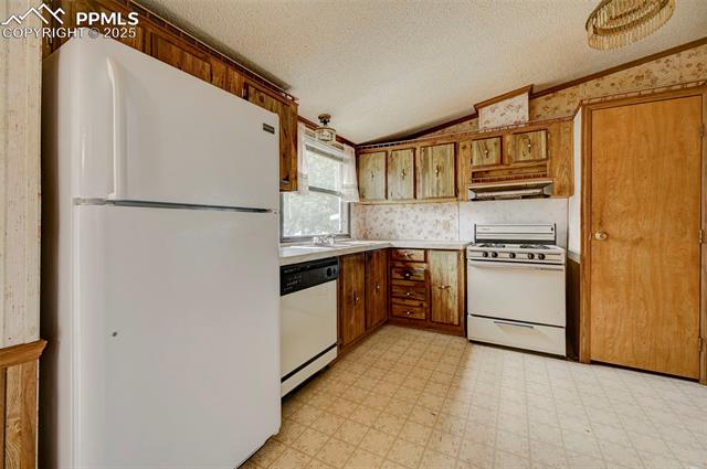 5985 Meridian Road Peyton, CO 80831 - Photo 13 of 32