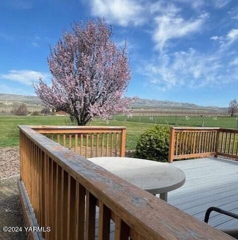 1131 Deeringhoff Road Moxee, WA 98936 - Photo 2 of 5 1311 2