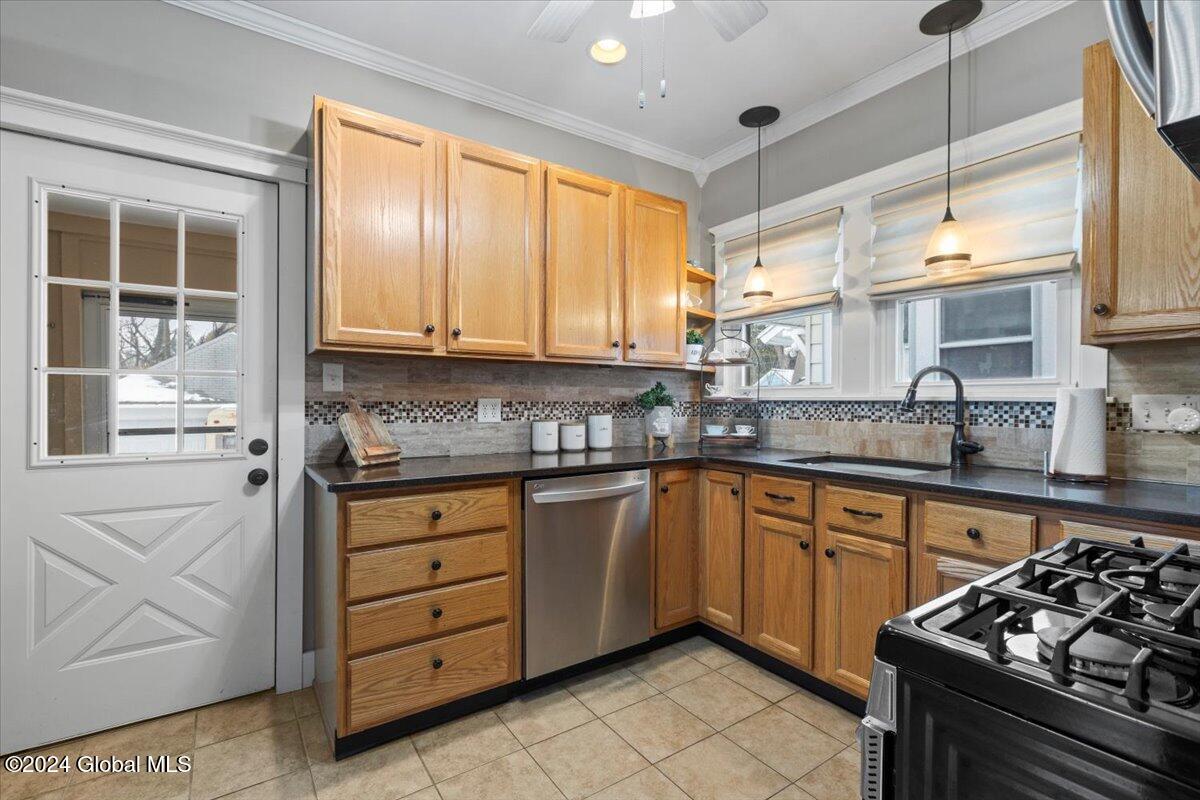 1091 Van Antwerp Road Schenectady, NY 12309 - Photo 17 of 36 25-ES6A9343