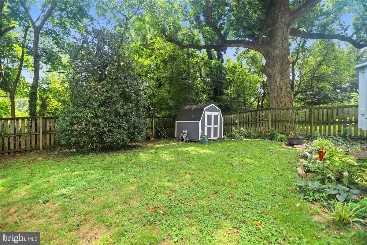 5313 Wendley Road Baltimore, MD 21229 - Photo 10 of 37 Very private yard