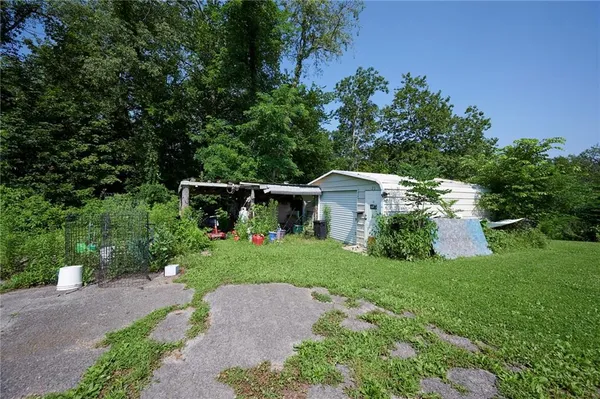a view of a back yard