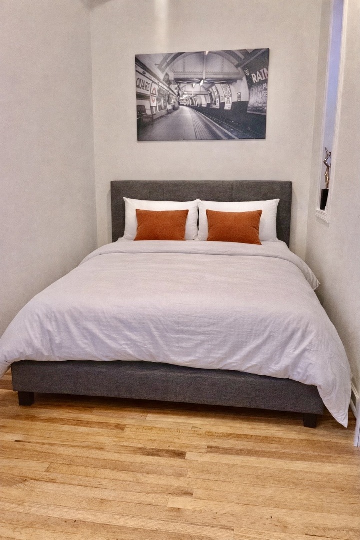 1421 West Huron Street, Unit 2R Chicago, IL 60642 - Photo 15 of 19 a bedroom with a bed and lamp