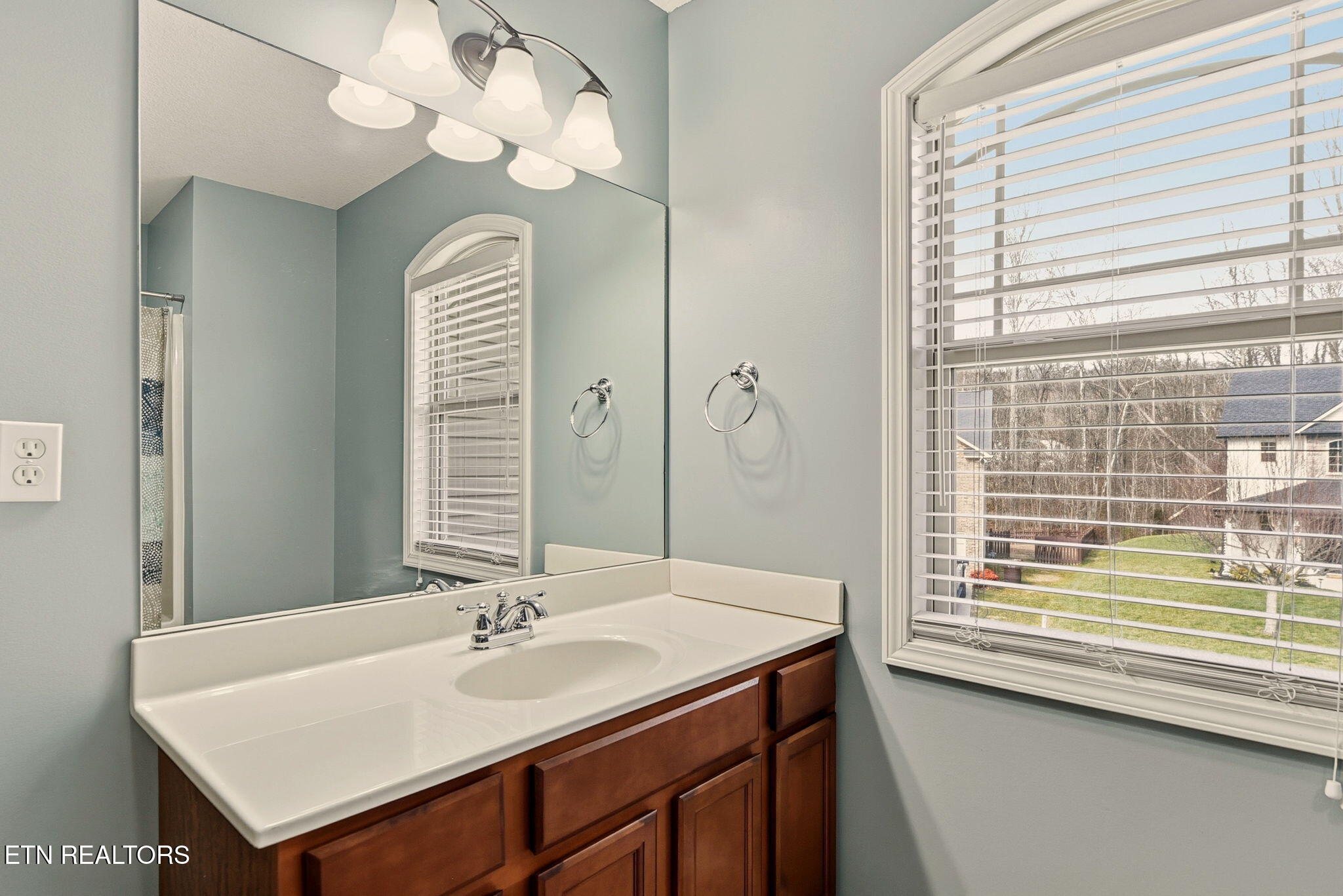 1632 Dempsey Road Knoxville, TN 37932 - Photo 30 of 56 Guest bath