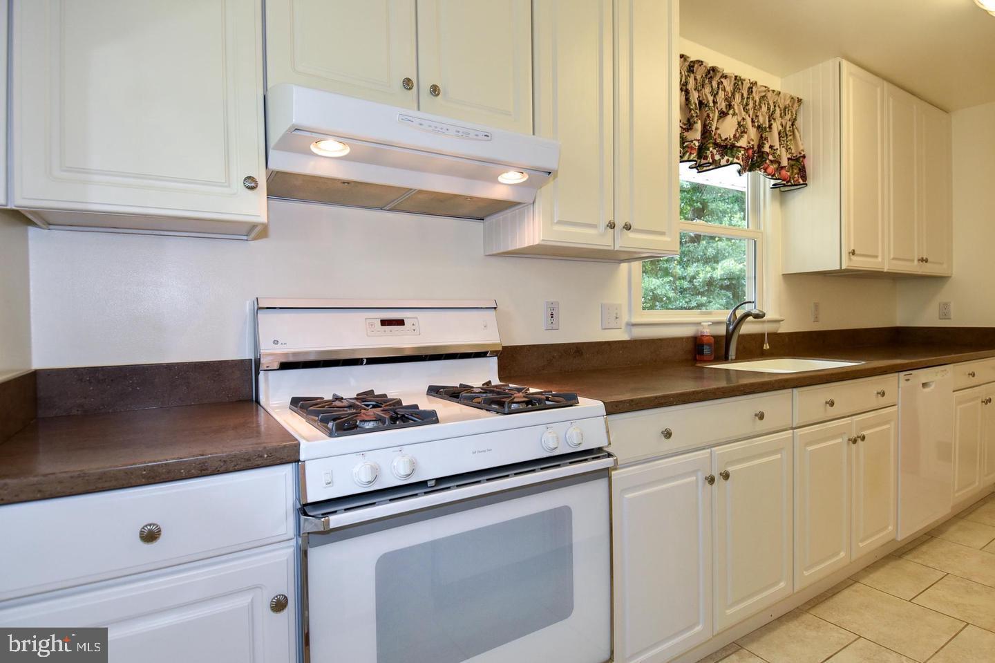 606 Kingsley Road Southwest Vienna, VA 22180 - Photo 9 of 45