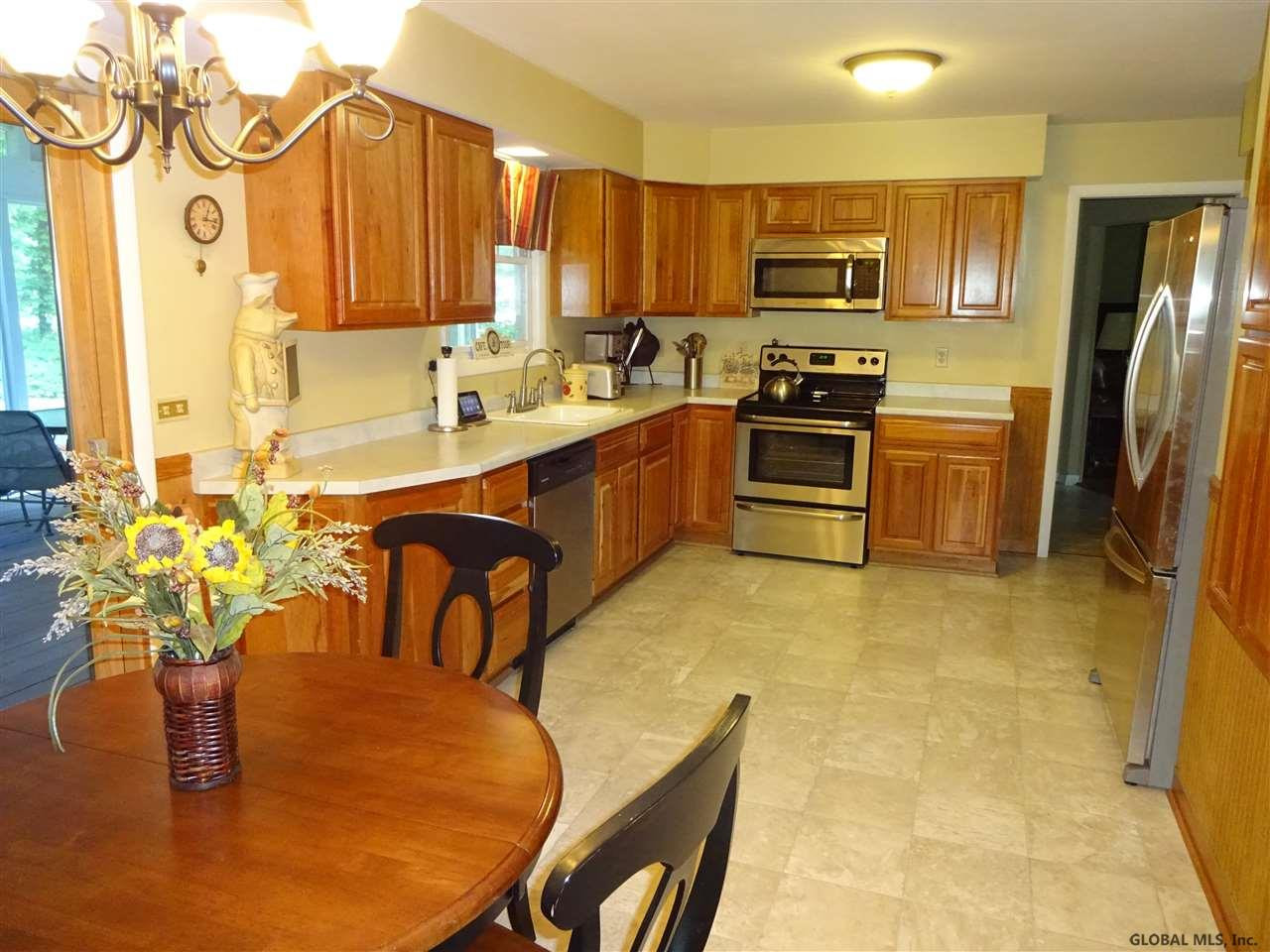 16 Alpine Approach Ballston, NY 12019 - Photo 3 of 25 Large Eat-in Kitchen